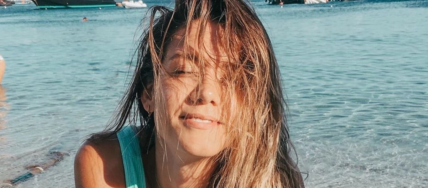 Νίκη Θωμοπούλου: Με κόκκινο μικροσκοπικό μπικίνι στην παραλία (φωτό)